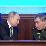 El general Valeri Gerasimov, junto con el presidente ruso Vladimir Putin, en una imagen de archivo