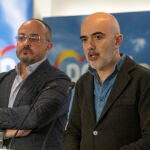 El presidente del Partido Popular de Cataluña y candidato a la Generalitat, Alejandro Fernández (i) y el expresidente del PP y candidato a la alcaldía de Barcelona por el PP, Daniel Sirera (d), durante una rueda de prensa.