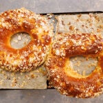 Dos roscones en una bandeja en una pastelería