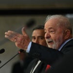 El presidente de Brasil, Luiz Inacio Lula da Silva, habla durante reunión con periodistas hoy, en Brasília (Brasil)