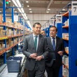 El presidente de la Junta de Andalucía, Juanma Moreno, acompañado del presidente de la farmacéutica Cofares, Eduardo Pastor, durante la inauguración del nuevo centro de distribución en Linares (Jaén)