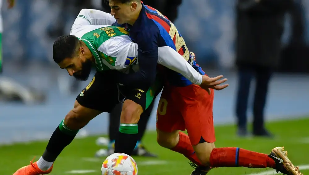 Gavi pugna con Fekir en la semifinal de la Supercopa que disputaron el Betis y el Barcelona
