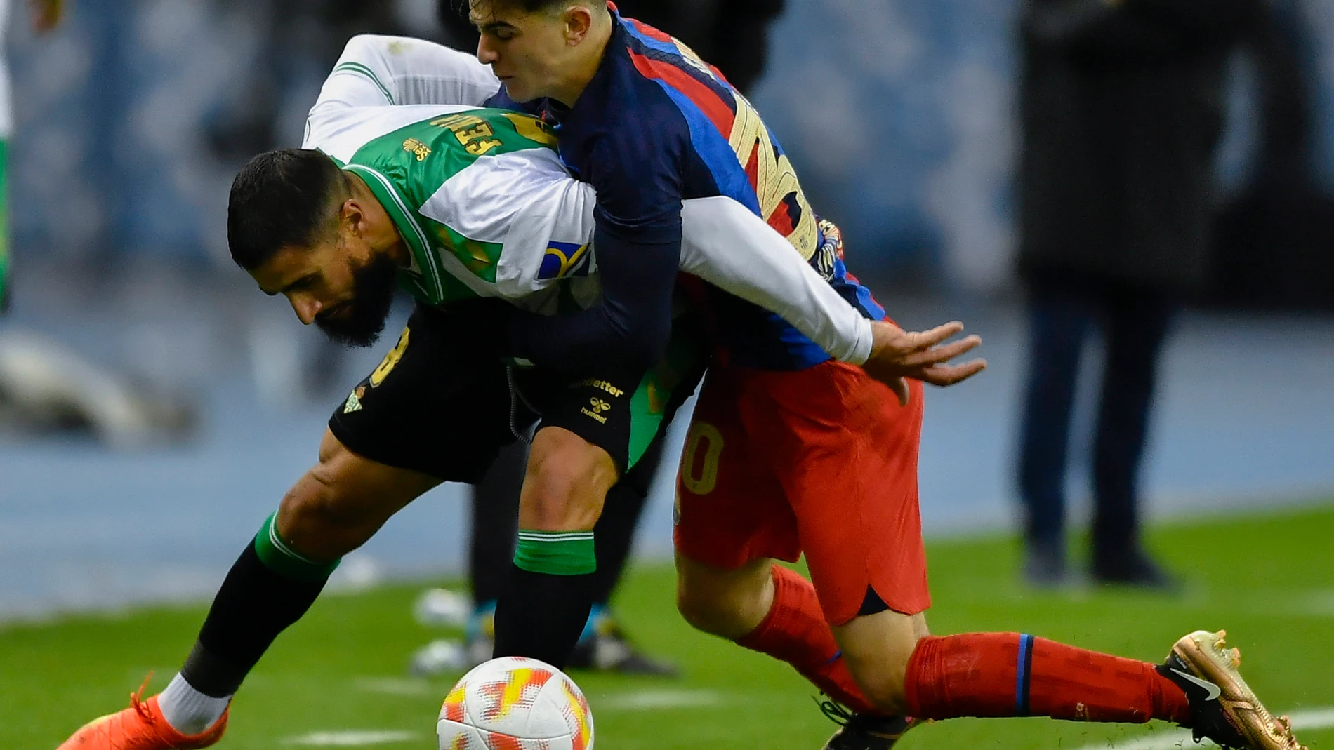 Gavi pugna con Fekir en la semifinal de la Supercopa que disputaron el Betis y el Barcelona