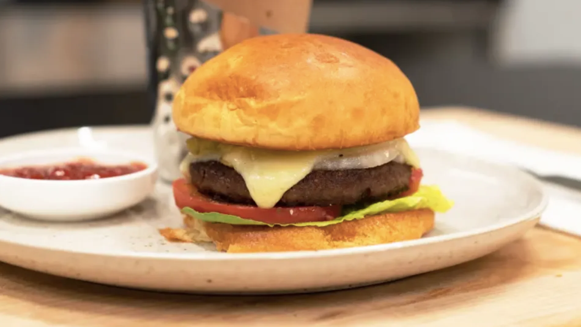 Una de las primeras hamburguesas producidas por SciFi Foods con esta tecnología.