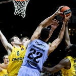 Tavares atrapa un rebote rodeado de jugadores del ALBA Berlín