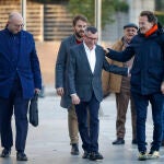 El exjefe de gabinete de Mónica Oltra y actual asesor en la Conselleria de Igualdad y Políticas Inclusivas, Miquel Real (3º i), es saludado por su compañero de partido, Giuseppe Grezzi, a su llegada a la Ciudad de la Justicia