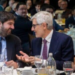 El presidente de la Comunidad de Murcia, Fernando López Miras (i) conversa con el director ejecutivo del Banco Santander en España, Ángel Rivera (d) durante un momento de su intervención en el acto de inauguración del "ForoAgro Santander" organizado por el diario La Verdad, este jueves en Murcia. EFE/Marcial Guillén