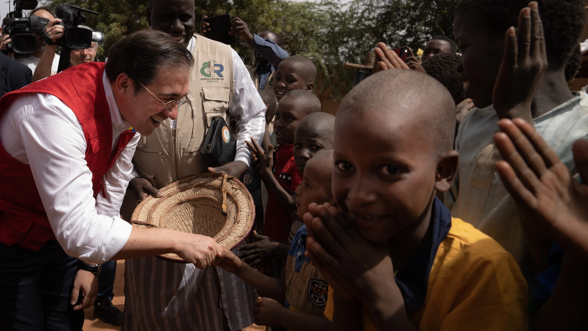 El ministro de Asuntos Exteriores, Unión Europea y Cooperación, José Manuel Albares, llega a la aldea de Ganguel, a 11 de enero de 2023, en Ganguel, Sokoto, Níger (África)