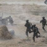 Soldados se apresuran a bajar de un vehículo anfibio de asalto durante un ejercicio militar en la ciudad de Kaohsiung, ayer