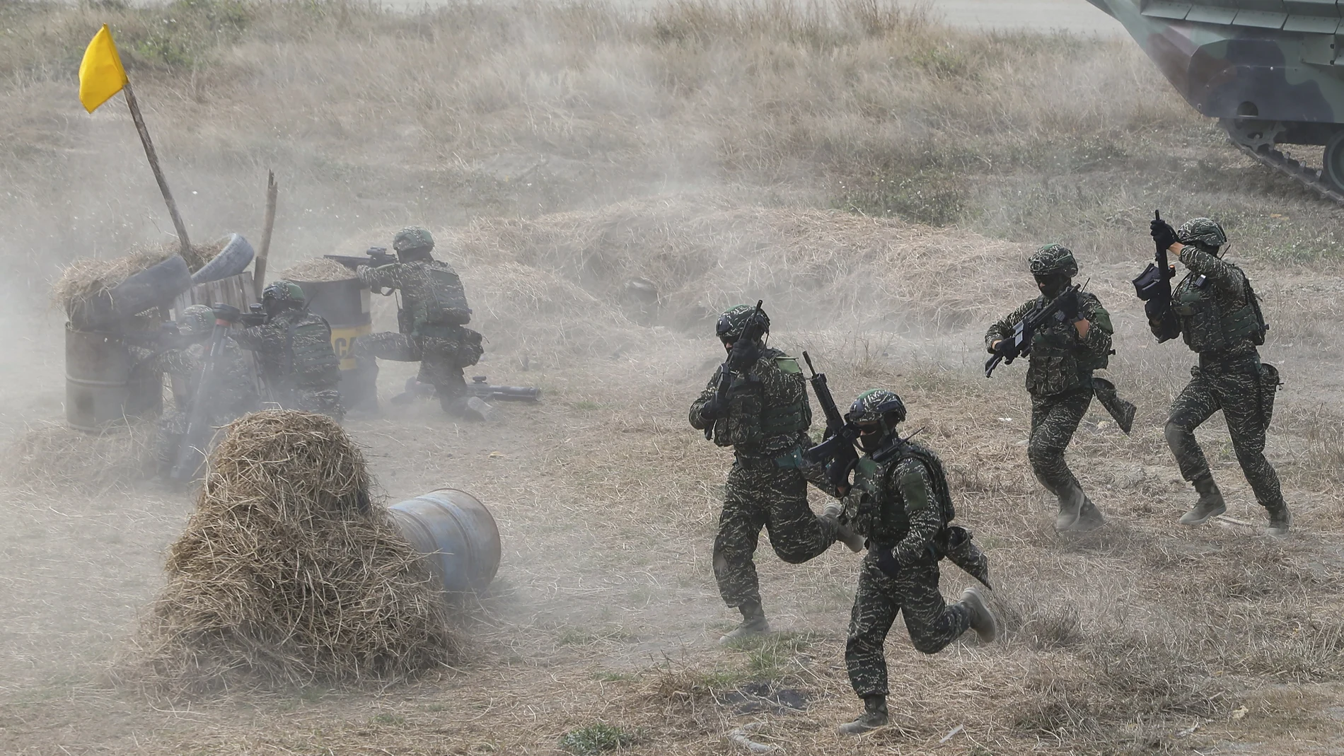 Soldados se apresuran a bajar de un vehículo anfibio de asalto durante un ejercicio militar en la ciudad de Kaohsiung, ayer