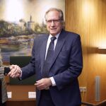 María Iraburu Elizalde, Rectora de la Universidad de Navarra, y Juan Iturri, presidente de CESUR, en la firma del convenio