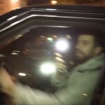 Gerard Piqué reaparece tras el huracán Shakira al volante y con el móvil