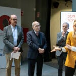 Ana Boltes, junto a Ignasi Carrasco, director del Área Asistencial del CatSalut; Andreu Mas-Colell, presidente del Banco de Sangre; Josep Quitet, presidente de Cruz Roja Cataluña y Marc Ibars, presidente de la Federación Catalana de Donantes de Sangre durante el acto de inicio de la Maratón de Donantes-