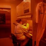 Un investigador realiza su labor en la Unidad de Alta Seguridad Biológica en las instalaciones de el laboratorio de IRTA-CReSA de la farmacéutica gerundense Hipra. EFE/ Toni Albir