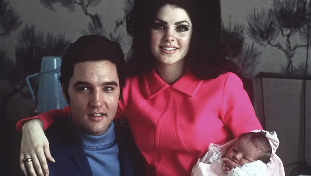 FILE -Elvis Presley y su esposa Priscilla, posando con Lisa Marie. Ap