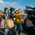 GRAFCAN4368. ARRECIFE (LANZAROTE) (ESPAÑA), 13/01/2023.- El presunto asesino de la joven paraguaya Romina Celeste Núñez, su marido Raúl D. (c), ha salido este viernes de la cárcel de Lanzarote al cumplir el tiempo máximo de prisión preventiva a la espera de juicio (cuatro años) para indignación de la familia de la víctima, que teme que se fugue. EFE/ Adriel Perdomo