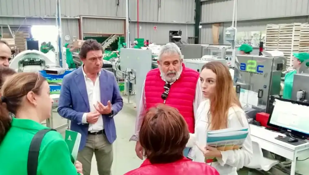 El responsable de la Cooperativa Las Virtudes, con chaleco rosa en la imagen