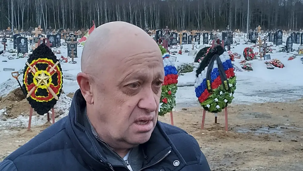El líder del Grupo Wagner, Yevgeny Prigozhin, durante el funeral de Dmitry Menshikov, uno de sus mercenarios que murió en Ucrania, en un cementerio en San Petersburgo.