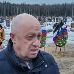 El líder del Grupo Wagner, Yevgeny Prigozhin, durante el funeral de Dmitry Menshikov, uno de sus mercenarios que murió en Ucrania, en un cementerio en San Petersburgo.