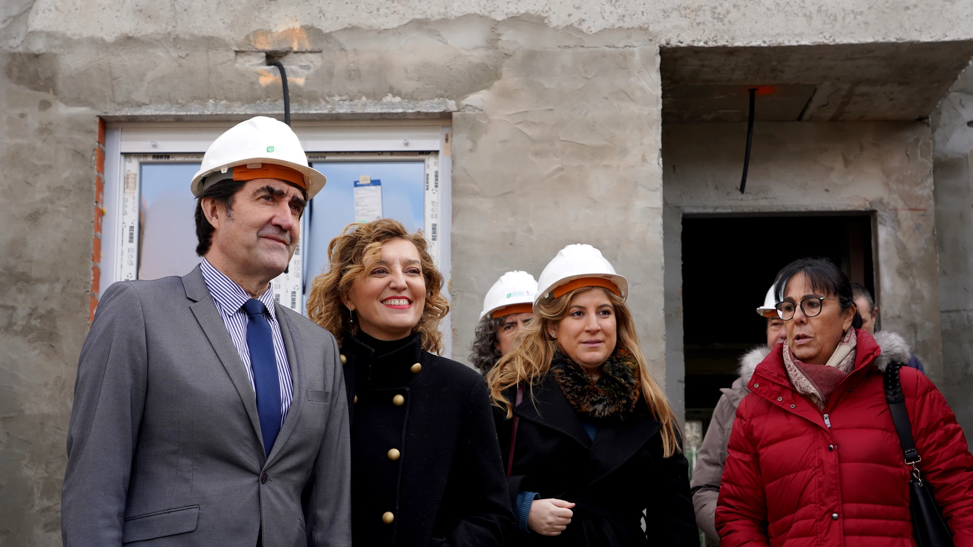 El consejero de Medio Ambiente, Vivienda y Ordenación del Territorio, Juan Carlos Suárez-Quiñones visita las obras acompañado por el alcalde del municipio, Alberto Collantes; la delegada territorial de la Junta, Raquel Alonso; la directora general de Vivienda, Arquitectura, Ordenación del Territorio y Urbanismo, María Pardo, y el director general de Infraestructuras y Sostenibilidad Ambiental y consejero delegado de Somacyl, José Manuel Jiménez