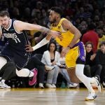 Doncic, durante un partido de la NBA ante los Lakers