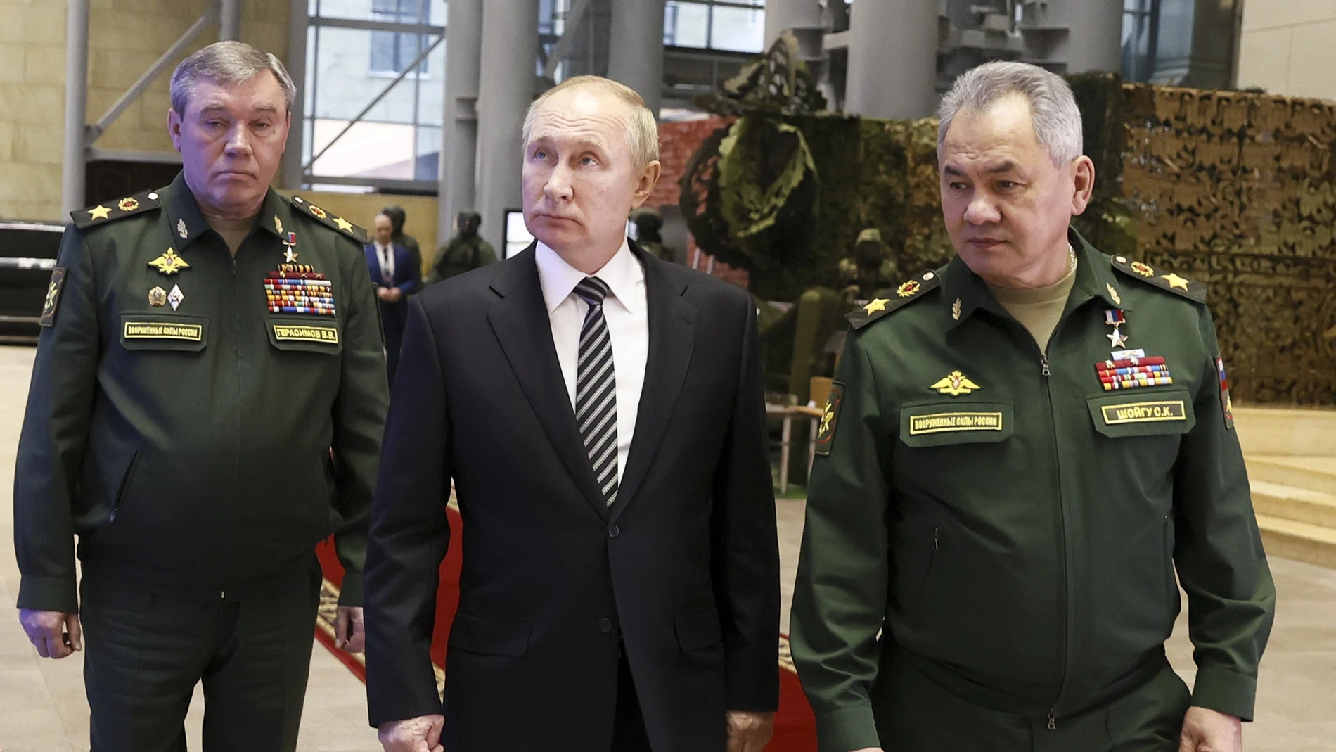 El presidente ruso Vladimir Putin, en el centro, escoltado por el ministro de Defensa ruso Sergei Shoigu, a la derecha, y el Estado Mayor Valery Gerasimov caminan después de asistir a una reunión ampliada de la Junta del Ministerio de Defensa ruso en el Centro de Control de Defensa Nacional en Moscú