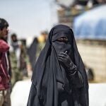Una mujer aguarda a ser repatriada del campamento sirio de Al Hol bajo control kurdo