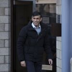 El primer ministro británico Rishi Sunak este viernes en el puerto de Cromarty Firth en Escocia