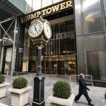 Un peatón pasa junto a unas barricadas de seguridad frente a la Torre Trump, en una foto de archivo