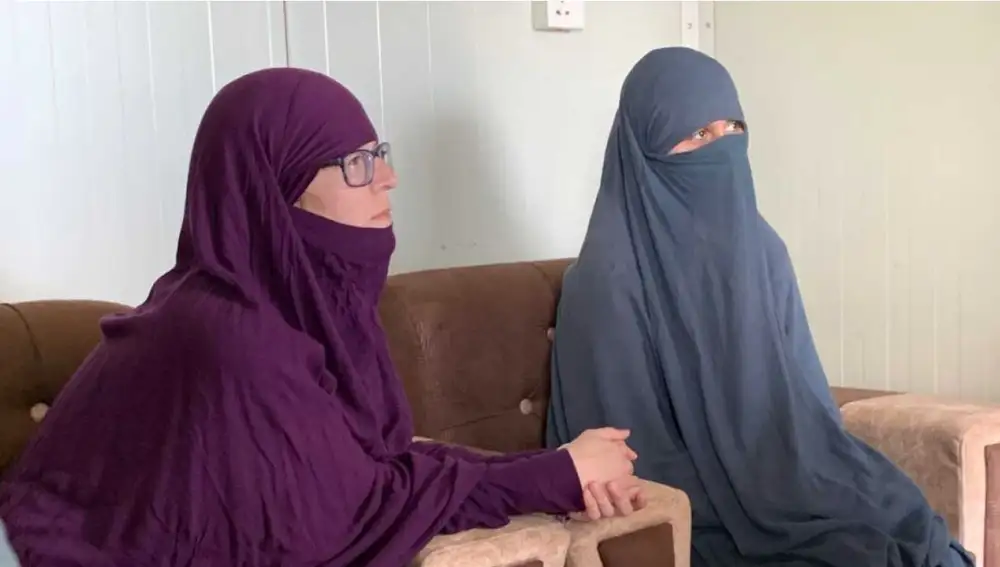Yolanda Martínez y Luna Fernández en un reportaje de RTVE realizado en el campamento de Al Roj