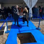 Álvarez Ustarroz y Rocío Albert, en la colocación de la primera piedra del centro