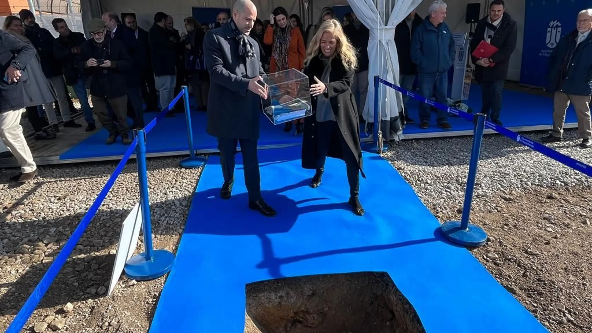 Álvarez Ustarroz y Rocío Albert, en la colocación de la primera piedra del centro