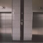 El anciano fue hallado en el hueco del ascensor