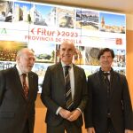 El presidente de la Diputación de Sevilla, Fernando Rodríguez Villalobos; el alcalde de Sevilla, Antonio Muñoz; y el presidente de las patronal sevillana, Miguel Rus