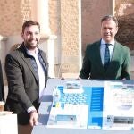 El consejero de Presidencia, Turismo, Cultura y Deportes, Marcos Ortuño, junto a la alcaldesa de Cartagena, Noelia Arroyo, y al director del Itrem, Juan Francisco Martínez, muestra la maqueta del estand de la Región en Fitur