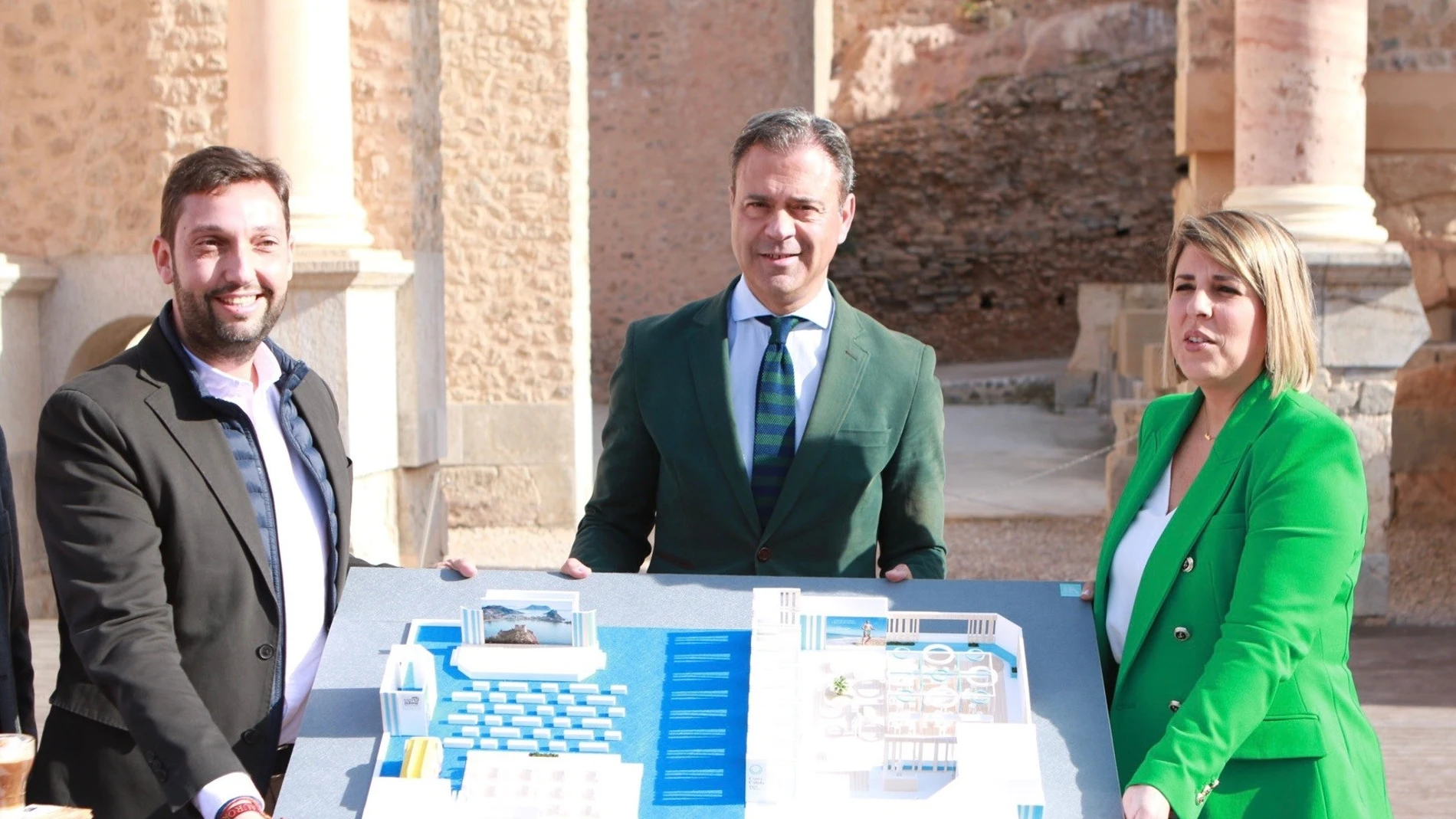 El consejero de Presidencia, Turismo, Cultura y Deportes, Marcos Ortuño, junto a la alcaldesa de Cartagena, Noelia Arroyo, y al director del Itrem, Juan Francisco Martínez, muestra la maqueta del estand de la Región en Fitur