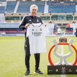 Carlo Ancelotti y Xavi Hernández posan juntos con la Supercopa de España antes de la final entre Real Madrid y FC Barcelona
