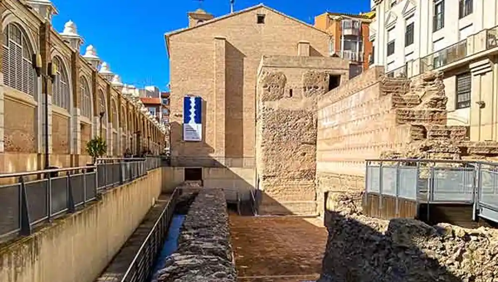 Restos de la muralla islámica junto al mercado de las Verónicas