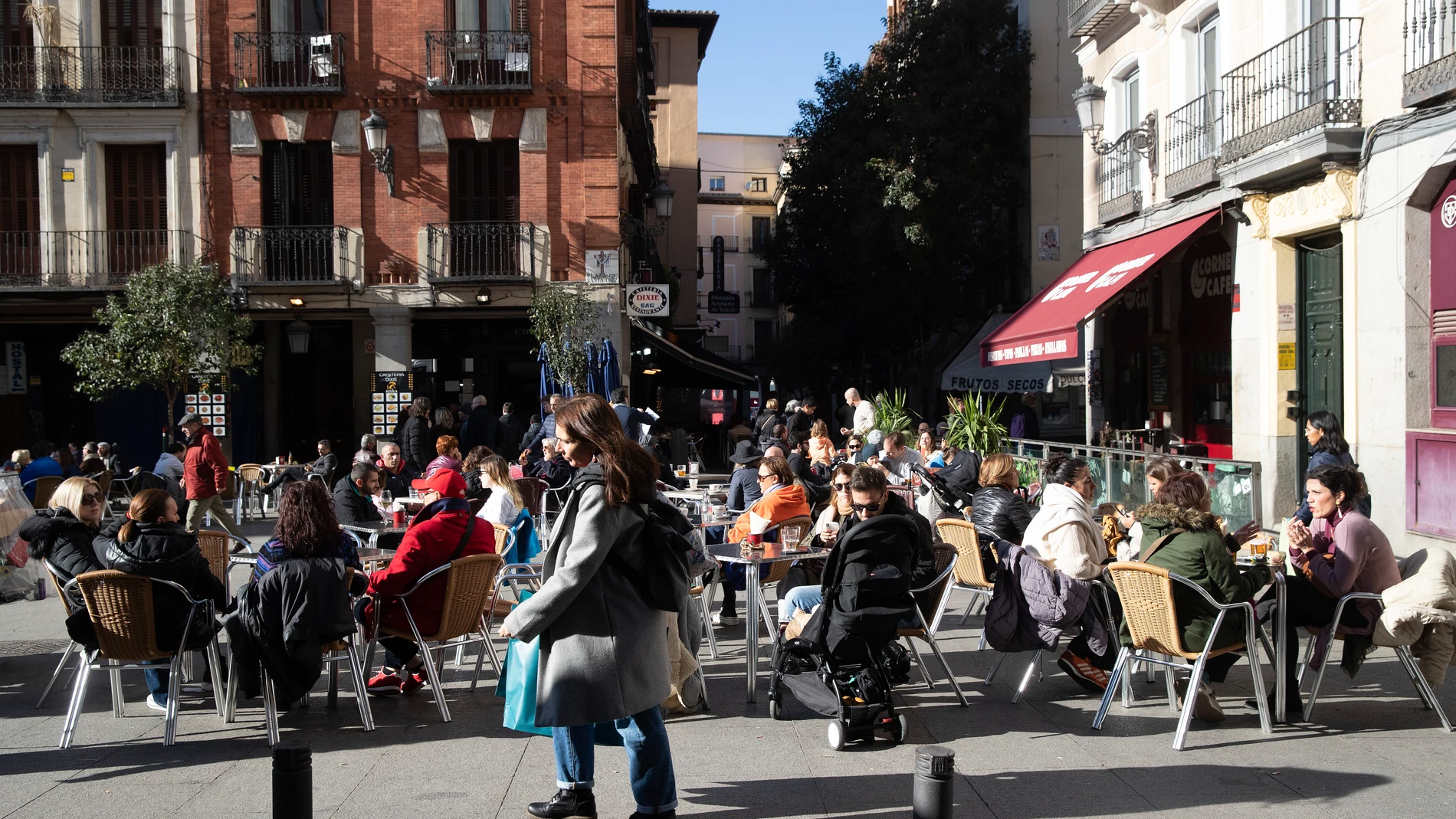 Varias personas disfrutan de las agradables temperaturas registradas en Madrid antes de Reyes