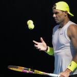 Nadal, durante un entrenamiento en Melbourne Park antes del Open de Australia