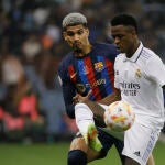 Araujo trata de quitarle un balón a Vinicius