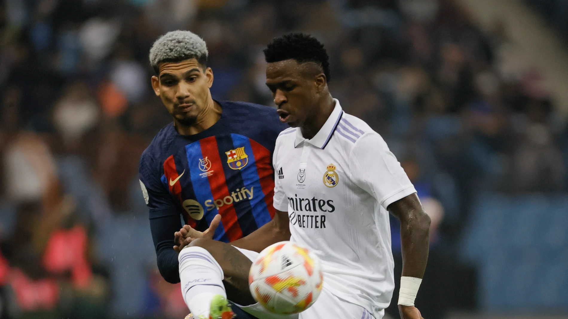 Araujo trata de quitarle un balón a Vinicius