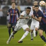 Lewandowski y Militao pelean por un balón durante la Supercopa. El Clásico se repite, a ida y vuelta, en Copa