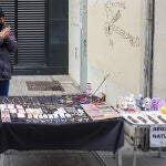 Un vendedor se frota las manos por el frío. Eduardo Briones / Europa Press