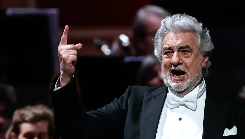 El cantante Placido Domingo canta durante un concierto hoy en el Teatro Colón de la ciudad de Buenos Aires (Argentina)