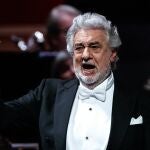 El cantante Placido Domingo canta durante un concierto hoy en el Teatro Colón de la ciudad de Buenos Aires (Argentina)