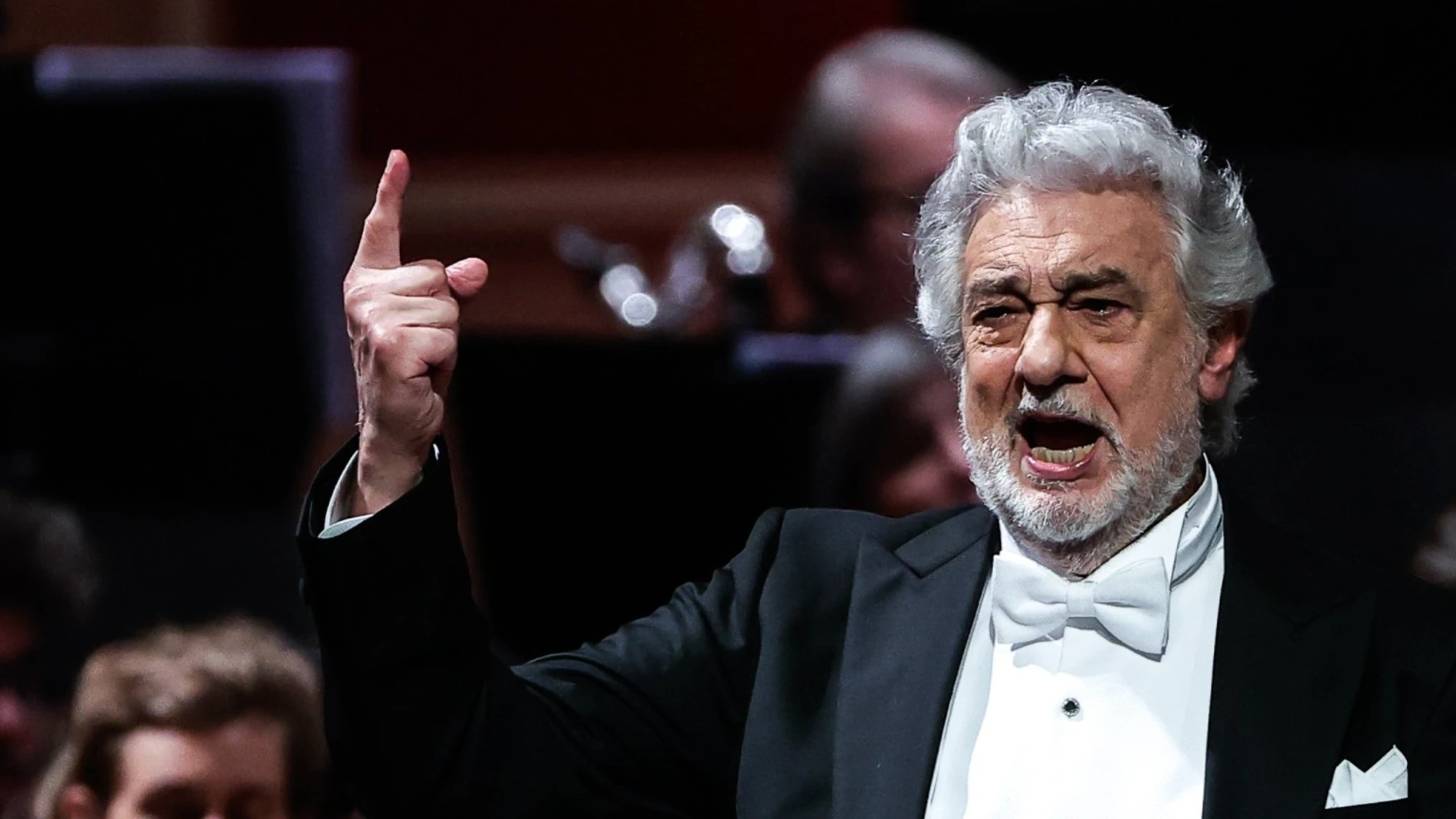 El cantante Placido Domingo canta durante un concierto hoy en el Teatro Colón de la ciudad de Buenos Aires (Argentina)