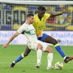Lucas Boyé y Momo Mbaye, durante el Cádiz-Elche
