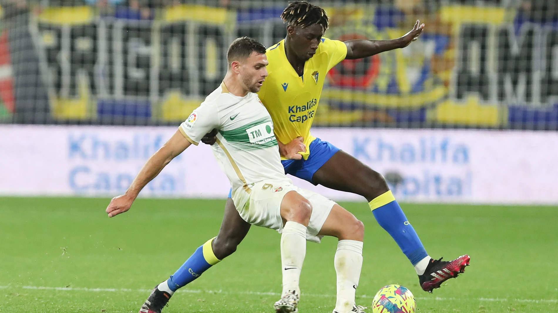 Lucas Boyé y Momo Mbaye, durante el Cádiz-Elche