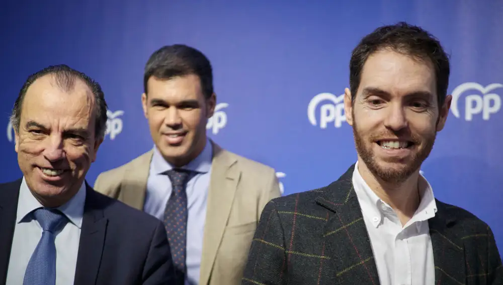 El diputado Carlos García Adanero y candidato a la alcaldía de Pamplona; el presidente del PPN, Javier García y el diputado Sergio Sayas, durante donde acordaron su integración en el PP